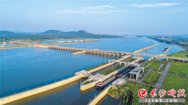 湘江长沙综合枢纽有效改善了长株潭地区生产生活用水和湘江通航条件，湘江成为对接长江经济带的“黄金水道”。