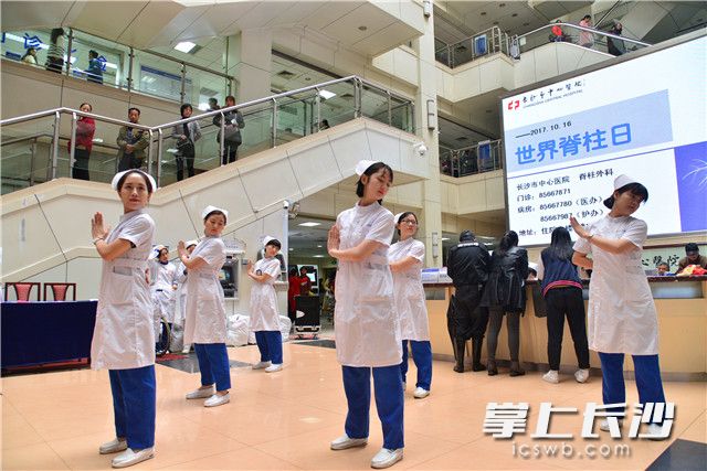 长沙市中心医院护士教市民做颈椎保健操。