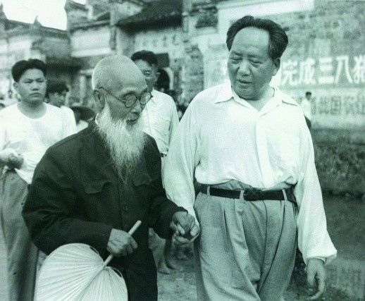 ▲毛泽东和他的老师毛禹居携手而行。侯波摄