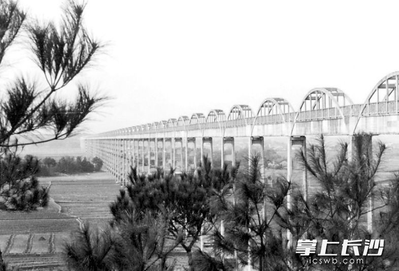 1976年开始建设的长沙县春华渡槽为当时湖南省最长的渡槽，为长沙的农业灌溉提供了保障。
