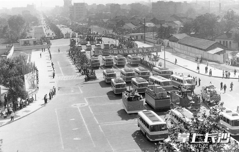 1978年9月，长沙市五一中路建成通车，这一贯通东西的大道成为长沙最重要的交通干道。