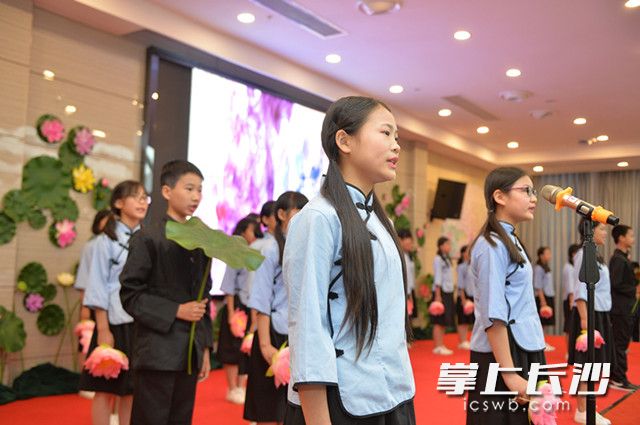 今日，湖湘文化交流协会“爱莲（廉）说”论坛在望城乔口举行，学生们 一起诵读《爱莲说》。长沙晚报记者 邹麟 摄