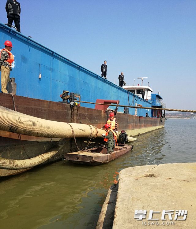 今天，在湘江流域望城段，望城区行政综合执法局执法大队对一艘非法吸砂船进行执法。