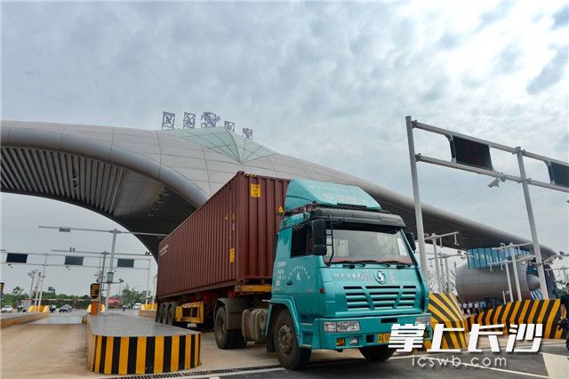 验收现场，演示货车在黄花综保区北卡口通关过程。