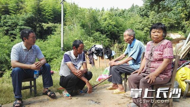 7月9日下午6点，镇村干部上门做老人的工作劝其撤离。