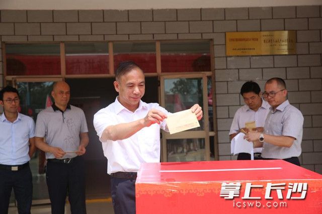 县委常委、宁乡高新区党工委书记刘永红捐款。