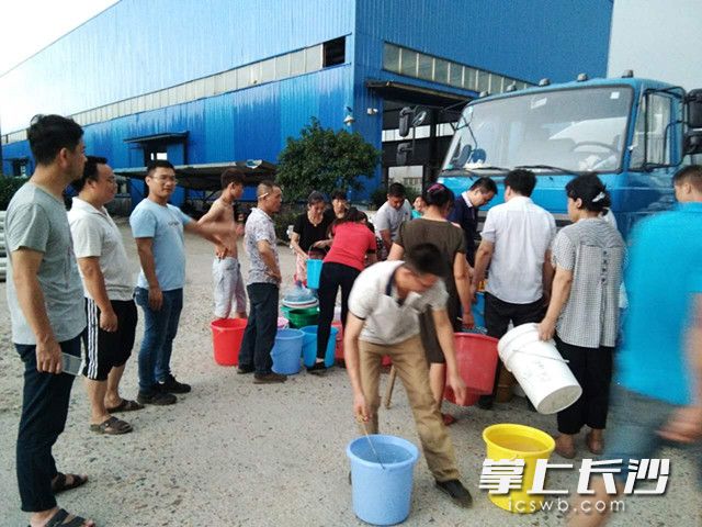 惠民物业在龙丰铝业给产业工人送水保基本生活生产。