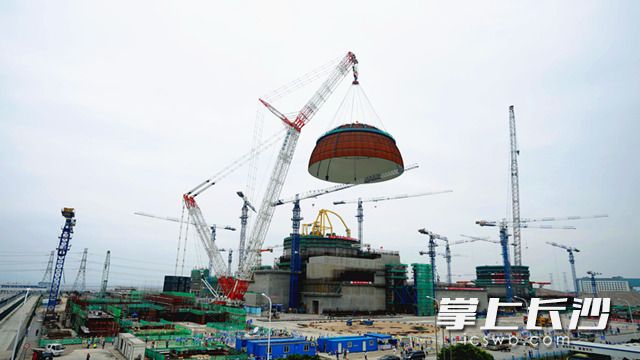 “华龙一号”的吊装工作是目前全球核电建设中重量最大，吊装高度最高的一次作业。通讯员 张恬 摄