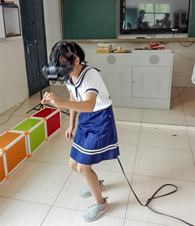 用VR眼罩俯瞰地球,孩子们体验最新科技的魅力