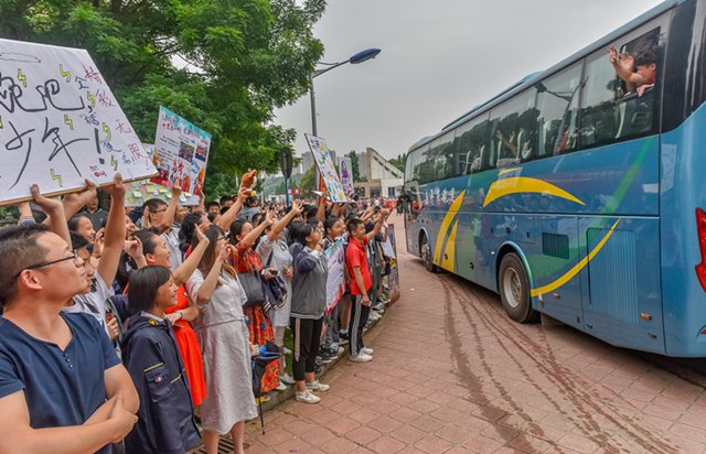 6日中午，同升湖实验学校，全校师生的呐喊助威中，满载着考生的大巴车缓缓驶出校园，开赴各个考点。