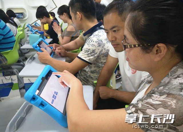 在“未来教室”里，来自河南郑州第七中学的教育工作者通过手中的Pad学习“智慧课堂”教学。长沙晚报记者  詹春华摄