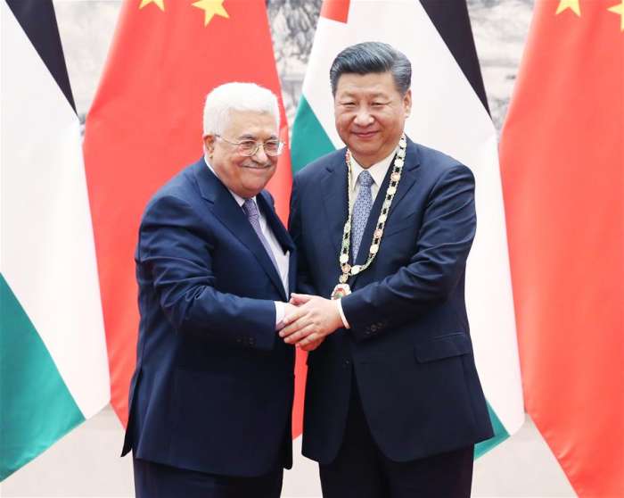 会谈后，阿巴斯授予习近平“巴勒斯坦国最高勋章”。新华社记者 姚大伟 摄