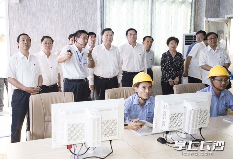8月15日，张德江在长沙湖南邦普循环科技有限公司听取工作人员介绍废旧电池利用情况。新华社记者 李涛 摄
