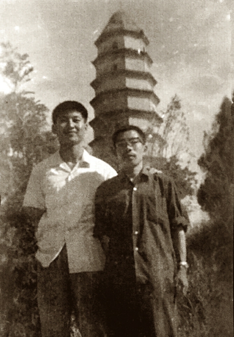 图为1975年8月，习近平和延川县北京知青雷榕生在延安宝塔山。