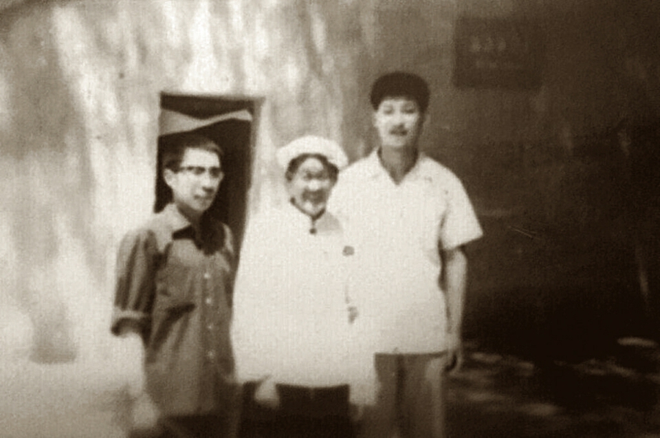 图为1975年8月，习近平和延川县北京知青雷榕生，同劳动英雄杨步浩（中）在延安王家坪合影。