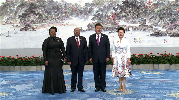 图为国家主席习近平和夫人彭丽媛欢迎各国贵宾。