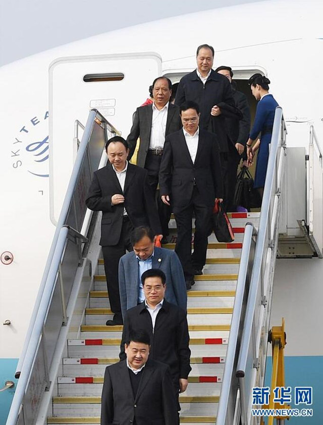 10月15日，来自福建省的党的十九大代表乘飞机抵达首都国际机场。新华社记者 申宏 摄