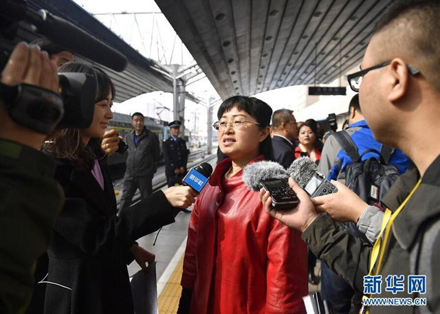 10月15日，来自山西省的党的十九大代表抵达北京。这是续烨代表（中）在接受记者采访。 新华社记者 燕雁 摄