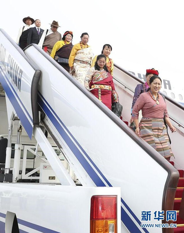 10月15日，来自西藏自治区的党的十九大代表乘飞机抵达首都国际机场。 新华社记者 丁海涛 摄