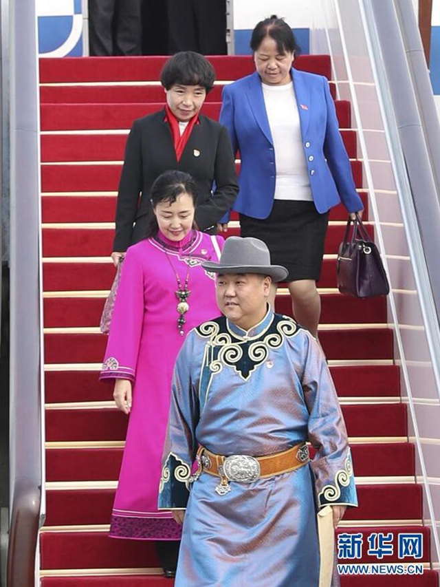10月15日，来自内蒙古自治区的党的十九大代表乘飞机抵达首都国际机场。这是第一个抵京的京外代表团。 新华社记者丁海涛摄