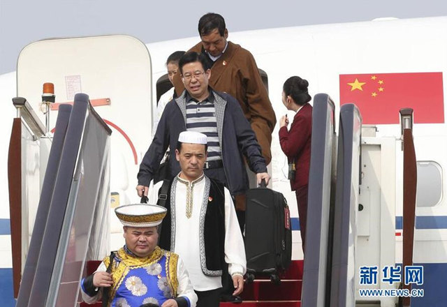 10月15日，来自青海省的党的十九大代表乘飞机抵达首都国际机场。新华社记者 谢环驰 摄
