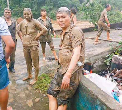 满身泥泞的救援人员。郑涛摄（人民视觉）