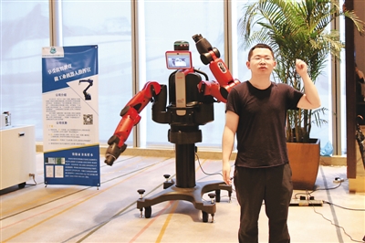 图为瑞森可生产的协作机器人能模仿人的动作，可随意切换其工作任务与生产线上所负责的工序。