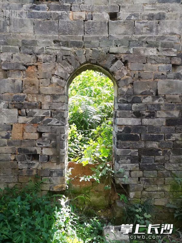 在箭楼的南边墙正中间，可以看到一扇圆弧形拱门，宽度仅限一人通过。