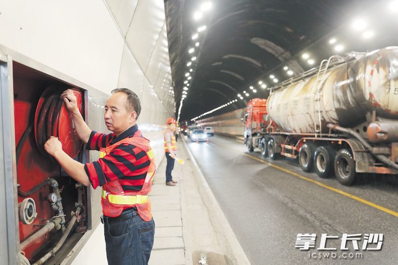 隧道巡查是项体力活，也是项技术活。吴光高21年如一日巡查隧道，总路程超过4万公里。长沙晚报记者 颜开云 摄