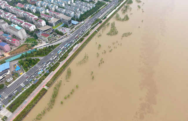洪水将长沙市湘江西岸江滩公园淹没，仅露出部分绿化带轮廓（7月5日摄）。 新华社记者 龙弘涛 摄