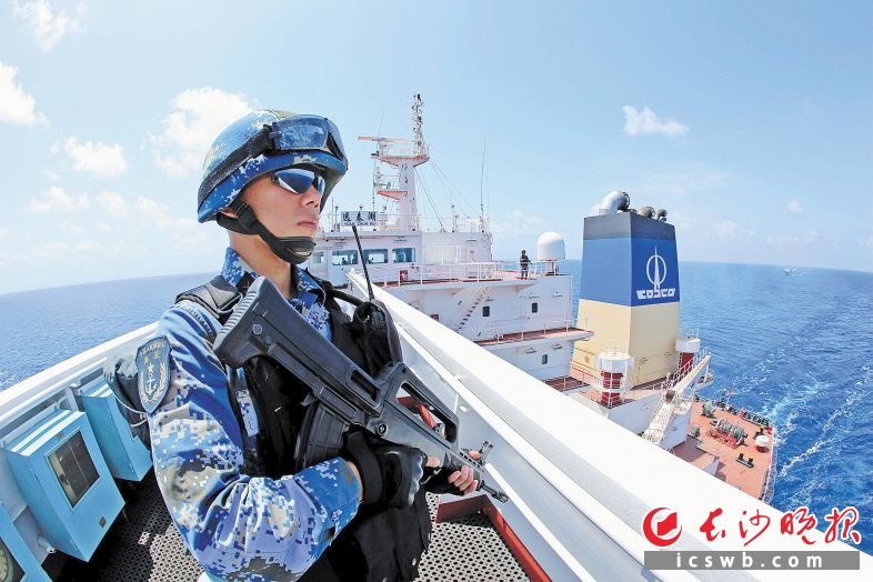 在中国籍“远春湖”号油轮上执行随船护卫任务的特战队员在警戒巡视（2015年6月2日摄）。 新华社发