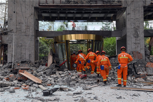 8月9日，救援人员进入地震中受损的九寨天堂洲际大饭店大堂进行搜救。新华社记者 范培珅 摄