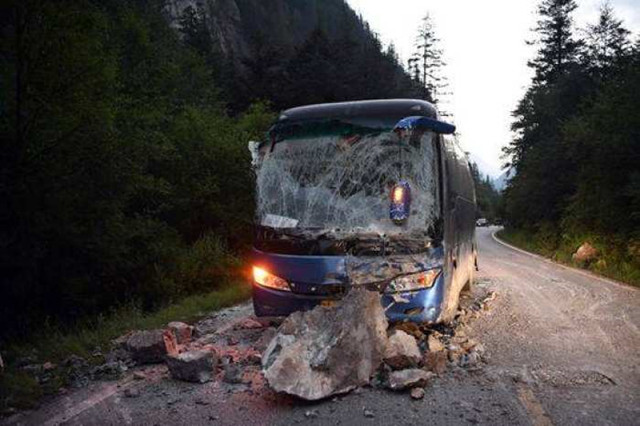 　　资料图：8月9日，S301线九寨沟县境内被落石砸中的大巴车。新华社记者 范培珅 摄