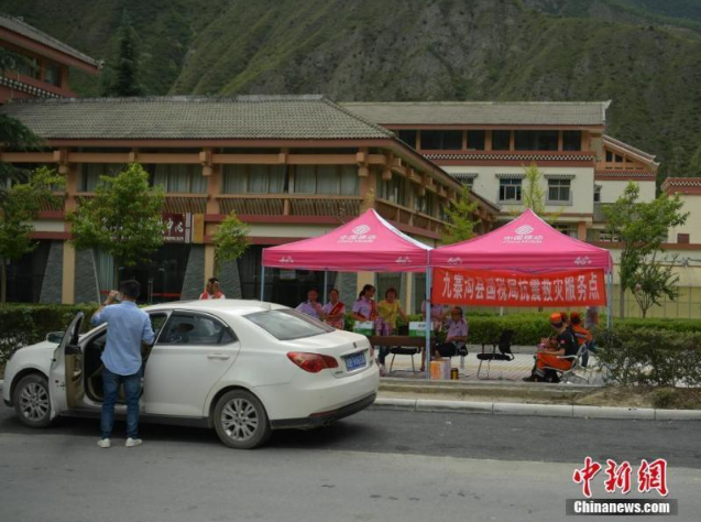 　　九寨沟县城内设立了不少咨询和服务点帮助游客。