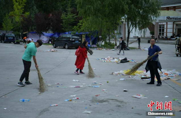 　　游客撤离后，工作人员清扫垃圾。