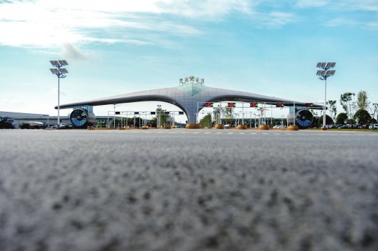 长沙黄花综保区北卡口大门设计成飞机两翼的形状，寓意着 " 湖南开放崛起 "。图 / 记者辜鹏博