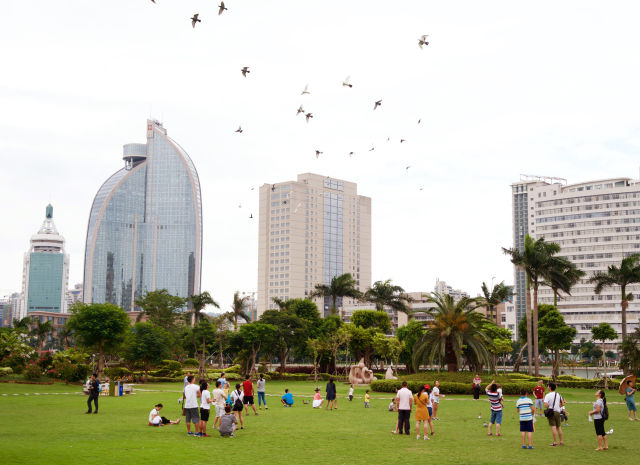 9月2日，市民和游客在厦门白鹭洲公园内观赏飞翔的鸽群。新华社记者 姜克红 摄