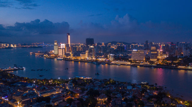 鼓浪屿（左下）与厦门岛的灯火在夜色中交相辉映（8月24日摄）。新华社记者 宋为伟 摄