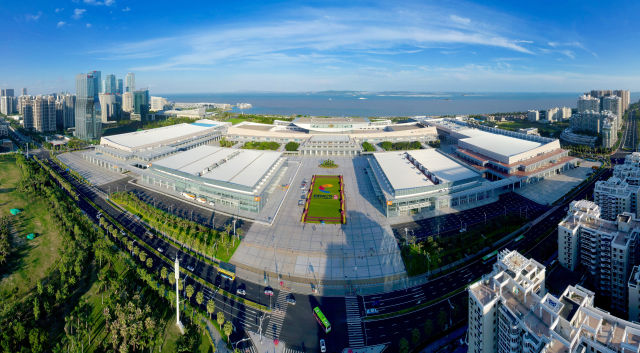 厦门国际会展中心及周边城区景色（8月26日摄）。新华社记者 姜克红 摄