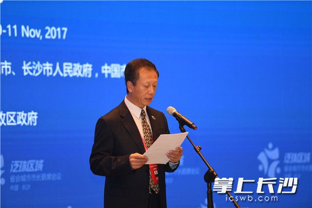 中国市长协会秘书长崔衡德致辞。