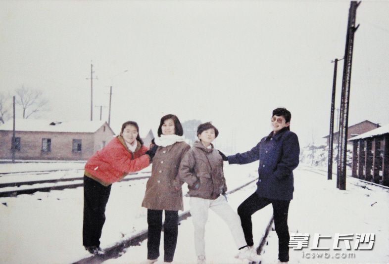 这张照片是1990年那个下雪的冬天，我们四个闺蜜在公司附近的铁路边拍下的。