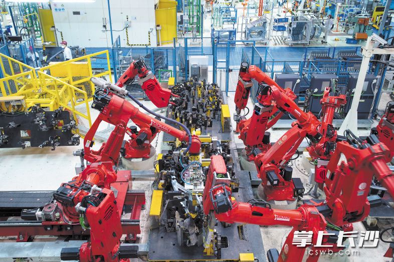 广汽菲克生产车间内，机器人各司其职在忙碌工作。 长沙晚报记者 王志伟 摄