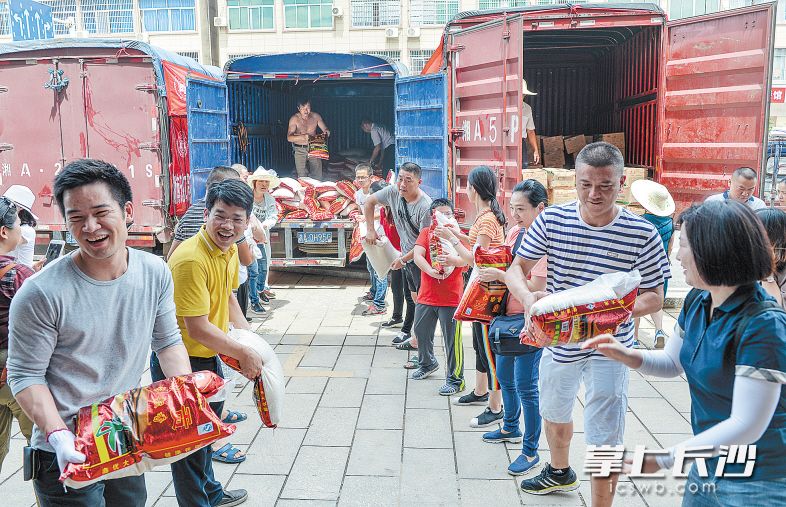 7月11日，爱心人士和志愿者来到宁乡，给受灾群众送来近40万元的物资。长沙晚报记者 邹麟 摄