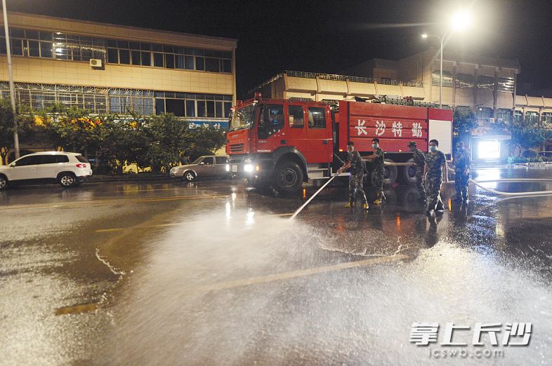 7月4日晚，宁乡县出动消防车和消防官兵参与路面清洗工作。长沙晚报记者 余劭劼 摄