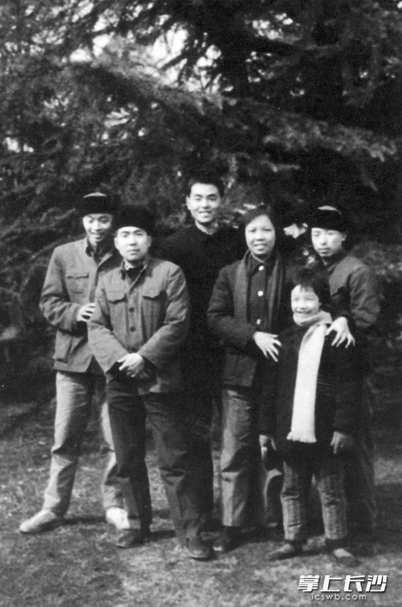 1975年—1976年被湖南人民出版社派往长沙县白沙大队知青点带队，第二次下乡，她对农村有了更深刻的了解。图为郑小娟与当时的知青合影。