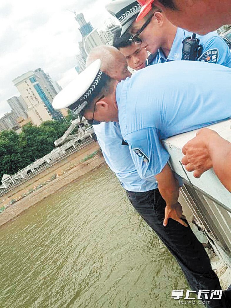 刘恺恬和朱宸毅紧抓着老人，俯下身子搬老人的腿，将其成功救上桥面。 市民供图