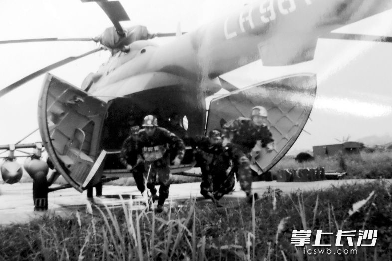 1998年，陆军航空兵奔赴灾区抢险救灾。（图片提供：贺文兵）