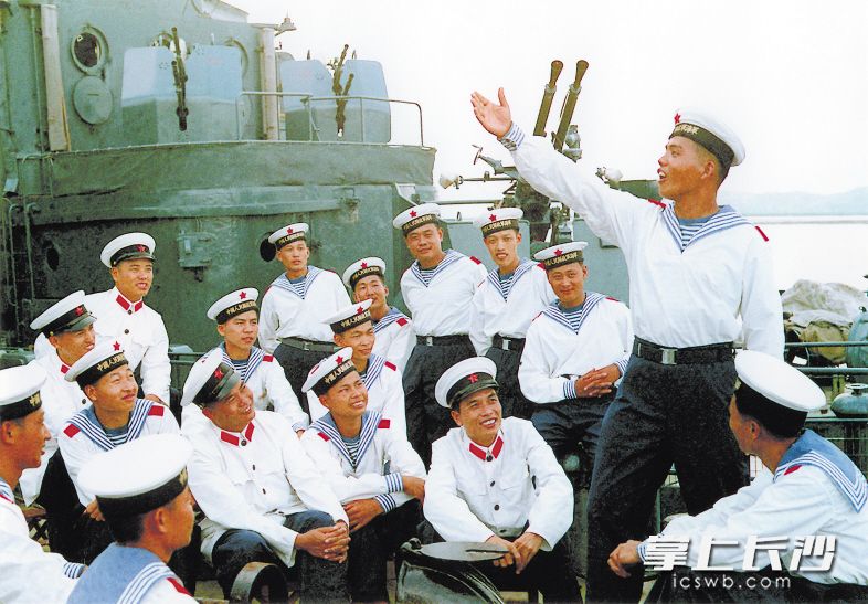 1974年，在西沙自卫反击战中荣立集体二等功的海军某部三九六舰指战员举行诗歌朗诵会，热情赞颂祖国美丽富饶的西沙群岛，歌颂战斗的青春。（图片提供：武振超）