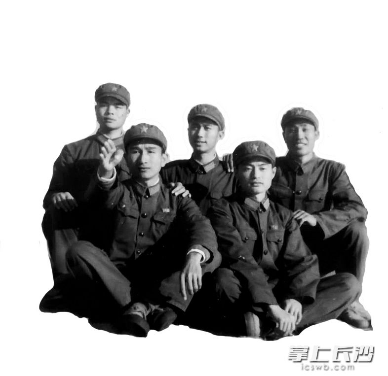 上世纪60年代末，原陆军某部机枪连，杨燕森指导员（前排左一）在中山岛登海战斗演习前布置演习计划。　　（图片提供：王永元）