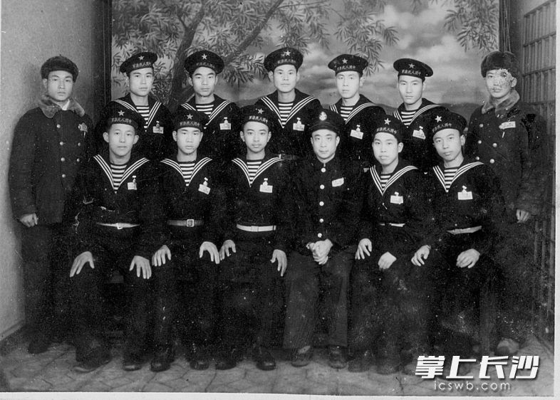 1951年，东海舰队上海雷达中队二班学员毕业留念，他们是中国第一批专业雷达兵，此后，他们奔赴祖国各地组建雷达站。将青春献给了祖国的雷达事业。后排右一为长沙人吴先声，他是中国第一座海军雷达站的创建人之一。（图片提供：吴先声）